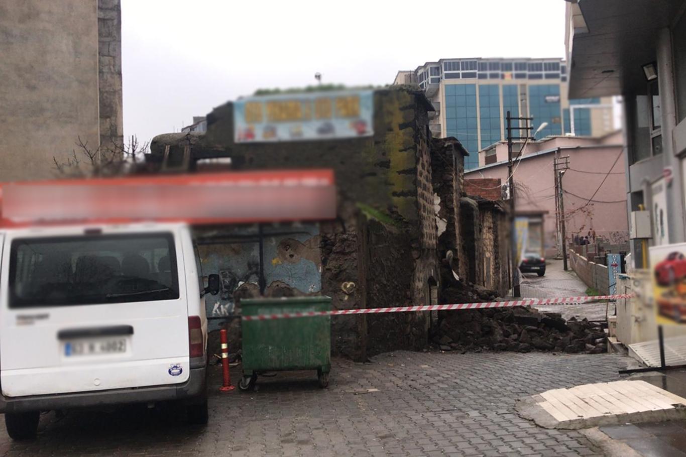 Toprak ev aşırı yağıştan dolayı yıkıldı Toprak ev aşırı yağıştan dolayı yıkıldı